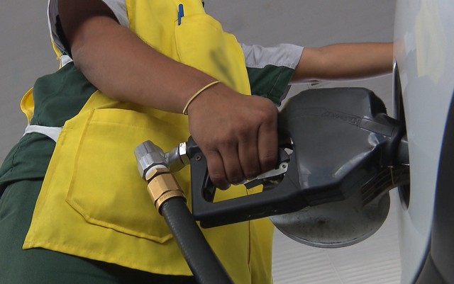Petrobras reduz em 4% preço da gasolina nas refinarias a partir desta sexta-feira