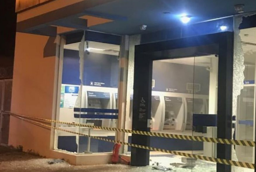 Bandidos explodem agências bancárias e fazem reféns em São Miguel