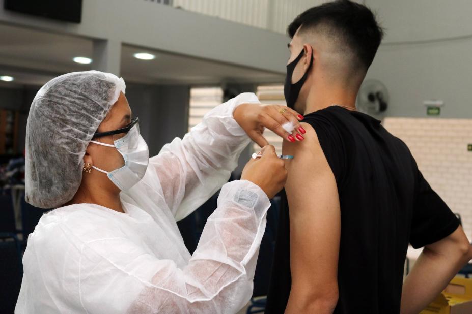 Coronavírus: Ministério volta atrás e deixa de recomendar vacinação de adolescentes sem comorbidades