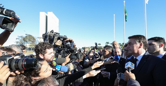 Bagagens: 'Se quer levar mais de 10 kg, pague', diz Bolsonaro