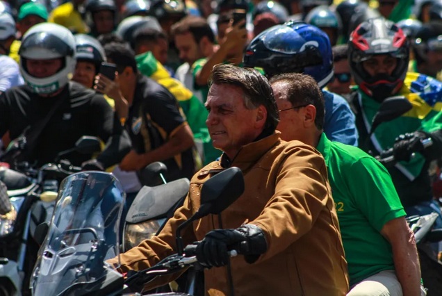 Dinheiro público: Bolsonaro usou cartão corporativo para pagar passeios de moto e guloseimas