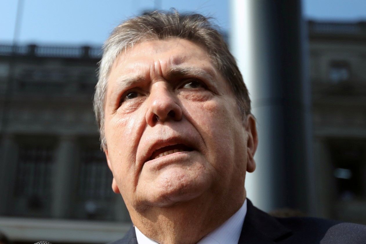 Ex-presidente peruano Alan García se mata com tiro na cabeça