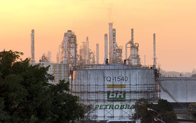Petrobras eleva pela 7ª vez no mês o preço da gasolina nas refinarias