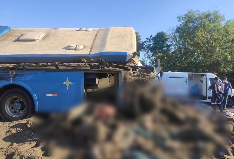 Grave acidente entre ônibus e caminhão mata 41 no interior de SP